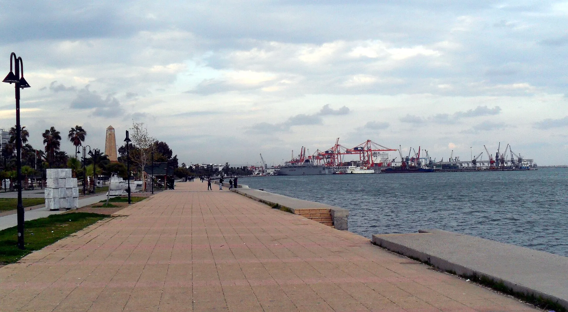 Atatürkov park (Mersin) – nábrežie s pomníkom pri mori