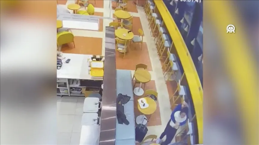 在伊斯坦布尔机场被食物卡住喉咙的妇女用海姆立克急救法获救