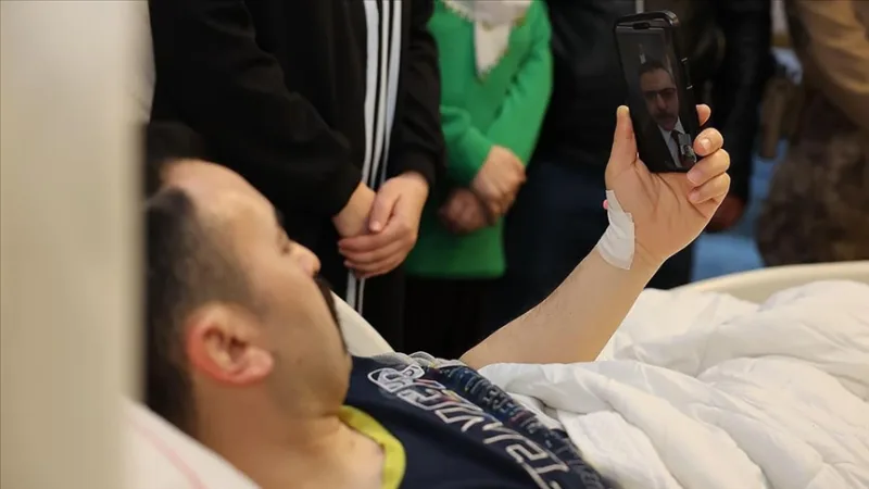 El ministro del Interior Çiftçi habla por teléfono con el policía herido durante la operación en Kayseri