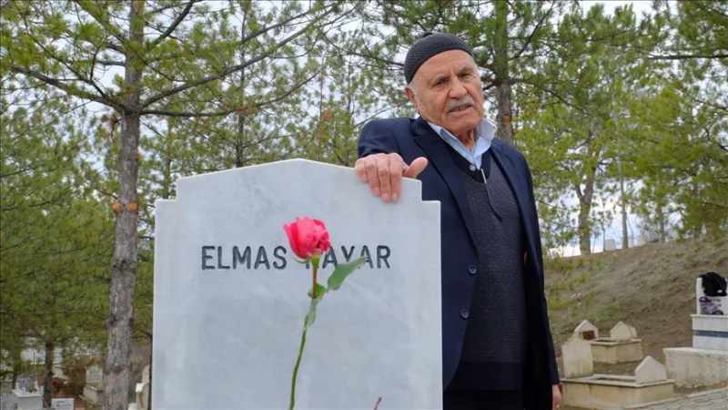 En Çorum, İbrahim Kayar, de 84 años, acude cada 14 de febrero con rosas rojas a la tumba de su esposa, a la que perdió hace 10 años.