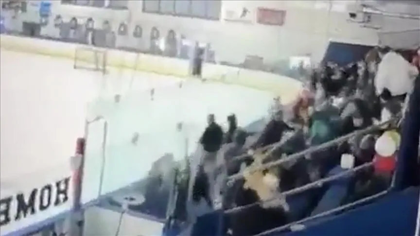 Aux États-Unis, deux personnes sont mortes à la suite d'une fusillade lors d'un match de hockey sur glace dans un lycée.