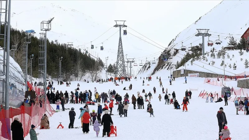 Palandöken, where snow depth reached 279 centimeters during the holiday season, welcomed vacationers in the spring