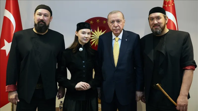 El presidente Erdoğan recibió al grupo musical «Ay Yola»