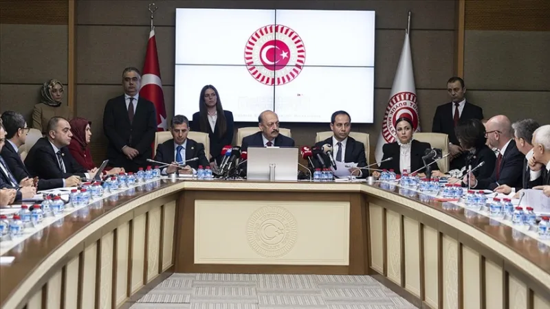 El proyecto de ley, que incluye disposiciones relativas a las redes sociales y al permiso por maternidad, fue aprobado en comisión