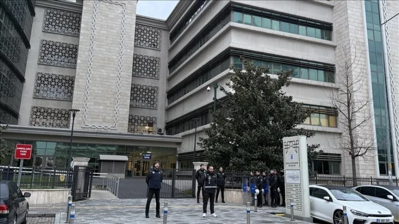 Мэр города Бурса Мустафа Бозбей и 56 подозреваемых были доставлены в суд