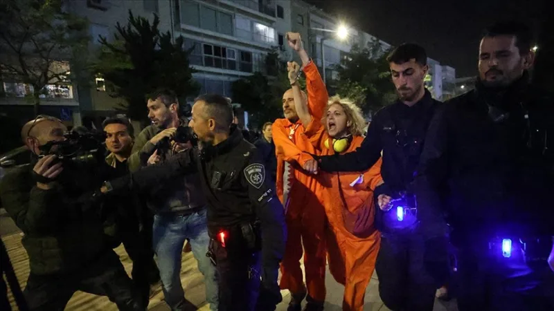 À Tel-Aviv, la capitale d'Israël, des manifestants anti-guerre ont été dispersés par une intervention musclée de la police
