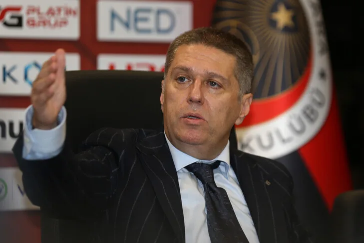 Předseda klubu Gençlerbirliği Çakmak připomněl, že „každé dva týdny píská stejný rozhodčí“