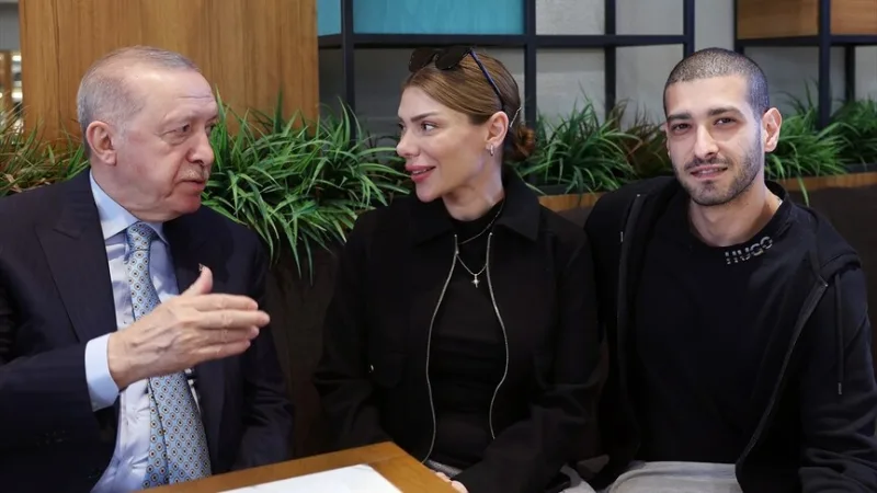 Президент Эрдоган пообщался с гражданами в одном из кафе в Бейоглу