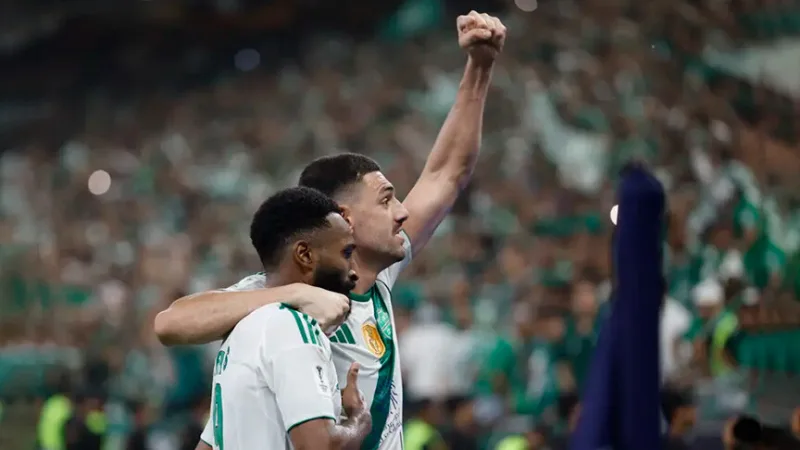 Merih Demiral, vilkėdamas „Al Ahli“ marškinėlius, antrą kartą iš eilės tapo čempionu