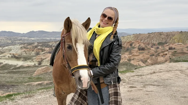 Gün batımında veya şafak vakti Krasnaya Dolina'da at gezintisi