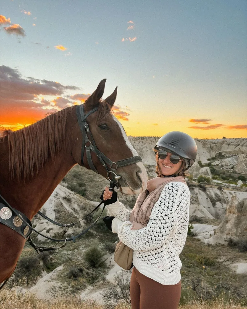 Şafak vakti veya gün batımında Aşk Vadisi'nde at gezintisi
