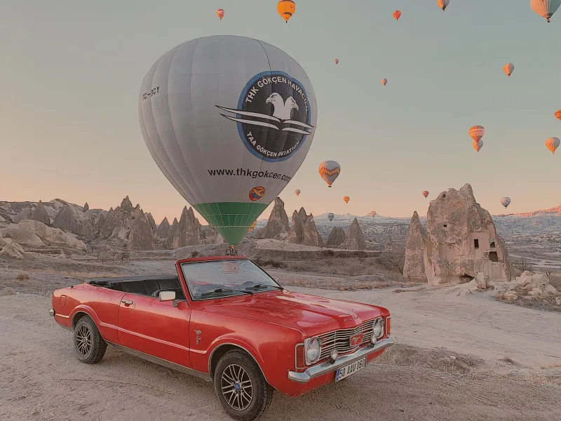 Retro bir kabriyole ile gezinti